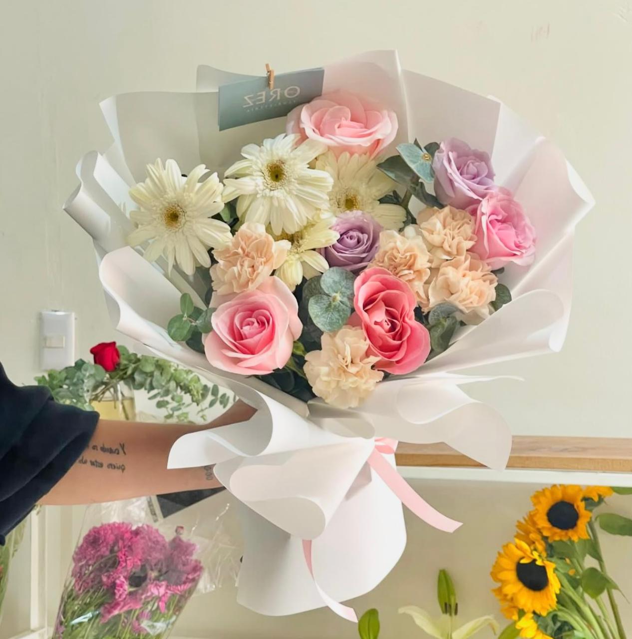 Gerberas, Rosas, Claveles y Follaje